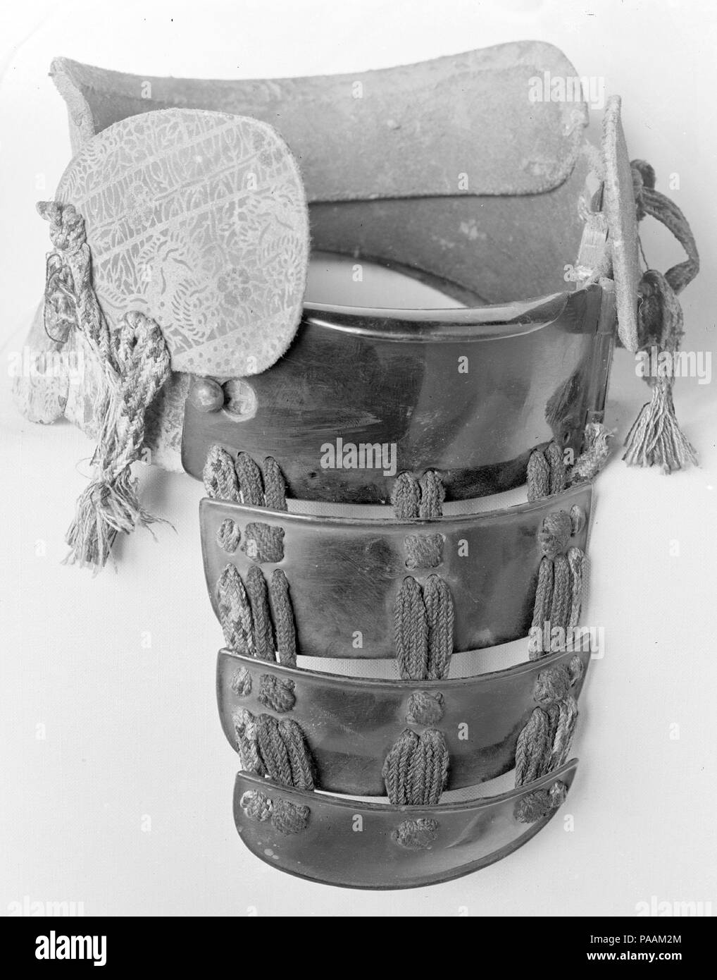 Gorget. Cultura: giapponese. Dimensioni: H. 5 1/2 in. (14,0 cm); Diam. 6 1/2 in. (16,5 cm). Data: XVIII secolo. Museo: Metropolitan Museum of Art di New York, Stati Uniti d'America. Foto Stock