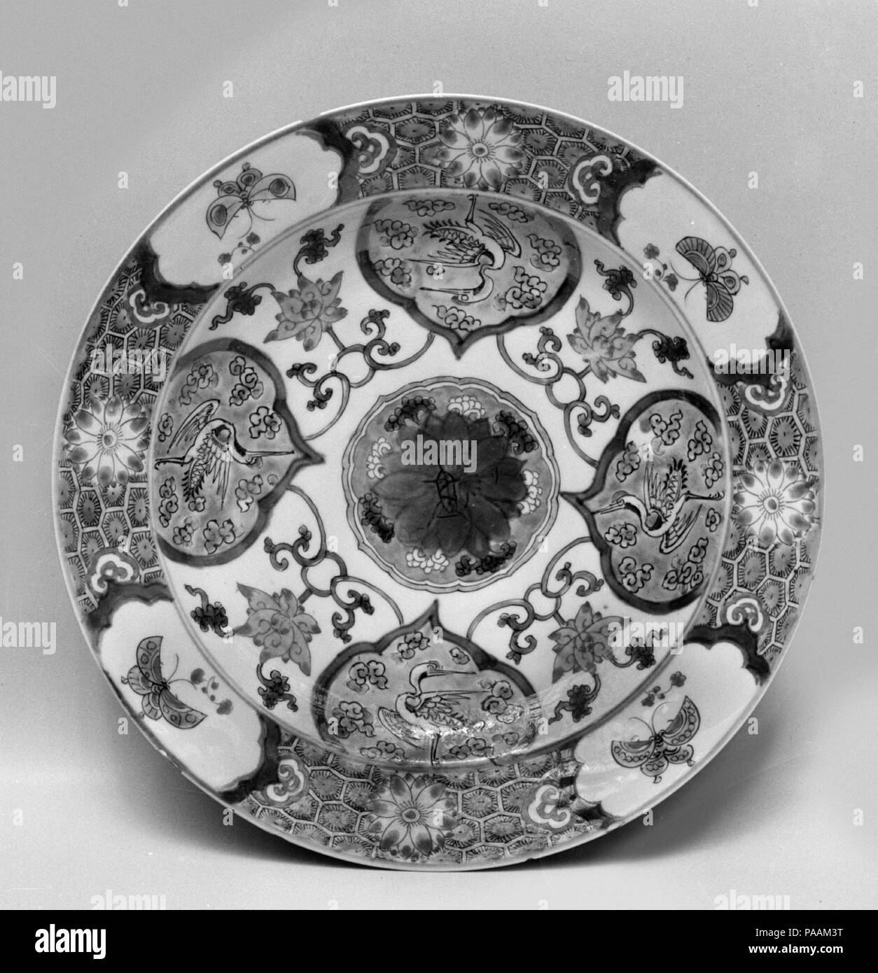 Piastra. Cultura: la Cina. Dimensioni: H. 1 3/16 in. (3 cm); Diam. 8 5/8 in. (21,9 cm). Museo: Metropolitan Museum of Art di New York, Stati Uniti d'America. Foto Stock
