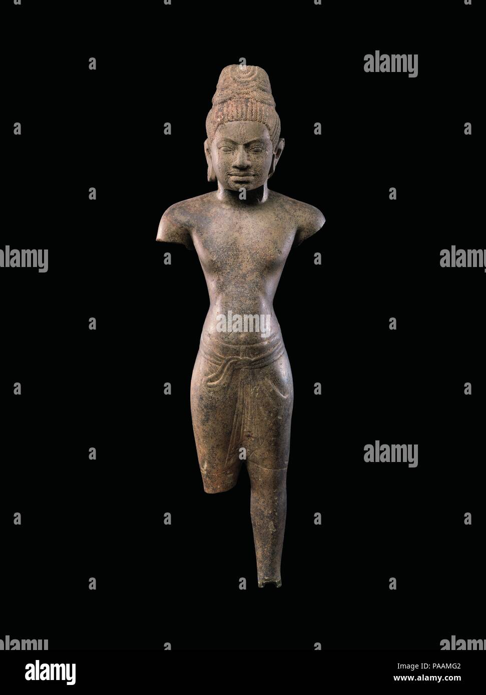 Shiva. Cultura: Sud della Cambogia. Dimensioni: H. 24 a. (61 cm); W. 7 3/4 in. (19,7 cm); D. 4. (10,2 cm). Data: metà del VII secolo. Sculture di Shiva in forma umana ha cominciato a comparire in arte Khmer nel settimo secolo, probabilmente in risposta alla crescente popolarità del culto Vaishnava che celebra Vishnu come un re-come divinità, accessibile e benigno. Il design sottile e quasi adolescente la figura mostra una sconcertante realismo nella modellazione dei muscoli pettorali e del sottile suggerimento del sottostante cassa toracica. Eppure la faccia è forte e autorevole--il volto di un dio di poppa--con un must Foto Stock