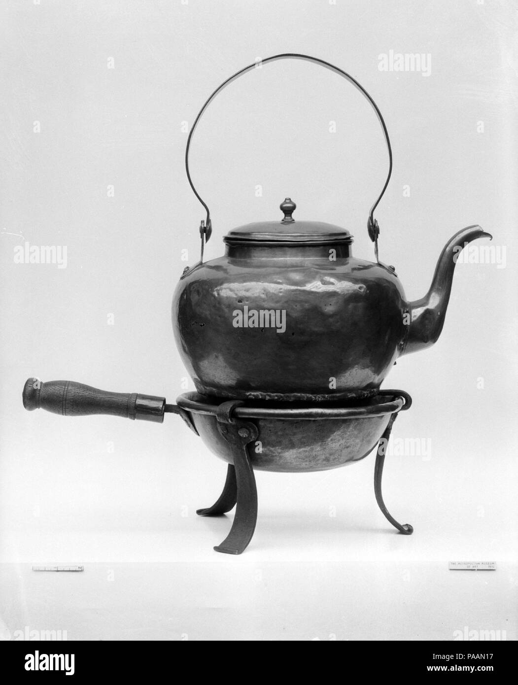 Oggetto Teakettle. Dimensioni: 14 1/2 x 14 1/2 in. (36,8 x 36,8 cm). Data: 1700-1800. Museo: Metropolitan Museum of Art di New York, Stati Uniti d'America. Foto Stock