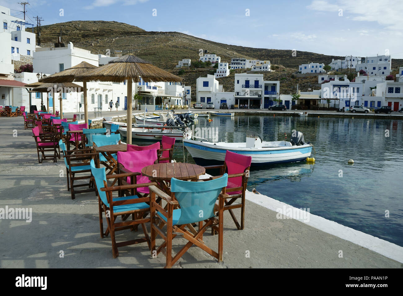 Street restaurant a Ormos Panormou o Panormos, isola di Tinos, Cicladi Grecia Foto Stock