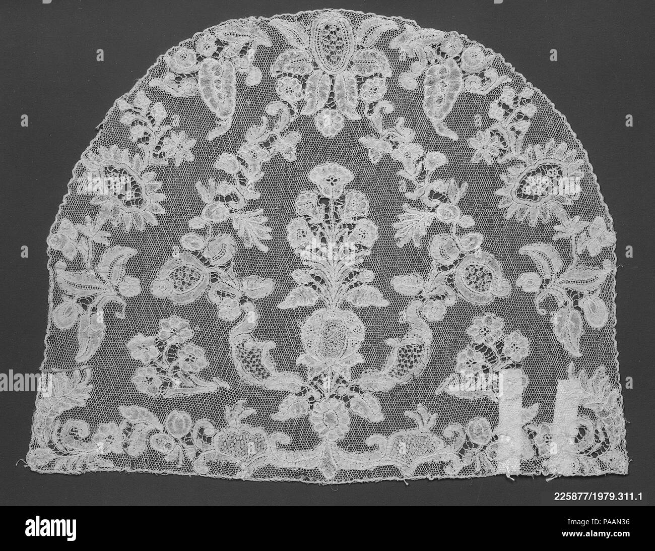 Tappo Corona. Cultura: fiamminga. Dimensioni: L. 8 1/4 x W. 6 1/2 pollici (21,0 x 16,5 cm). Data: metà del XVIII secolo. Il Metropolitan Museum di grande raccolta di pizzo è stato avviato quando il museo è diventato il primo tra i musei americani per organizzare una collezione permanente di pizzo con l'accettazione del McCallum raccolta nel 1879 e i lasciti della sig.ra John Jacob Astor, la sig.ra Robert L. Stuart, la sig.ra Augusto Cleveland, e la sig.ra A. W. inverni poco dopo. Nel 1893 un prestito collezione di antichi merletti mostrato al mondo's Columbian Exposition di Chicago è stato assemblato da un comitato di New York donn Foto Stock