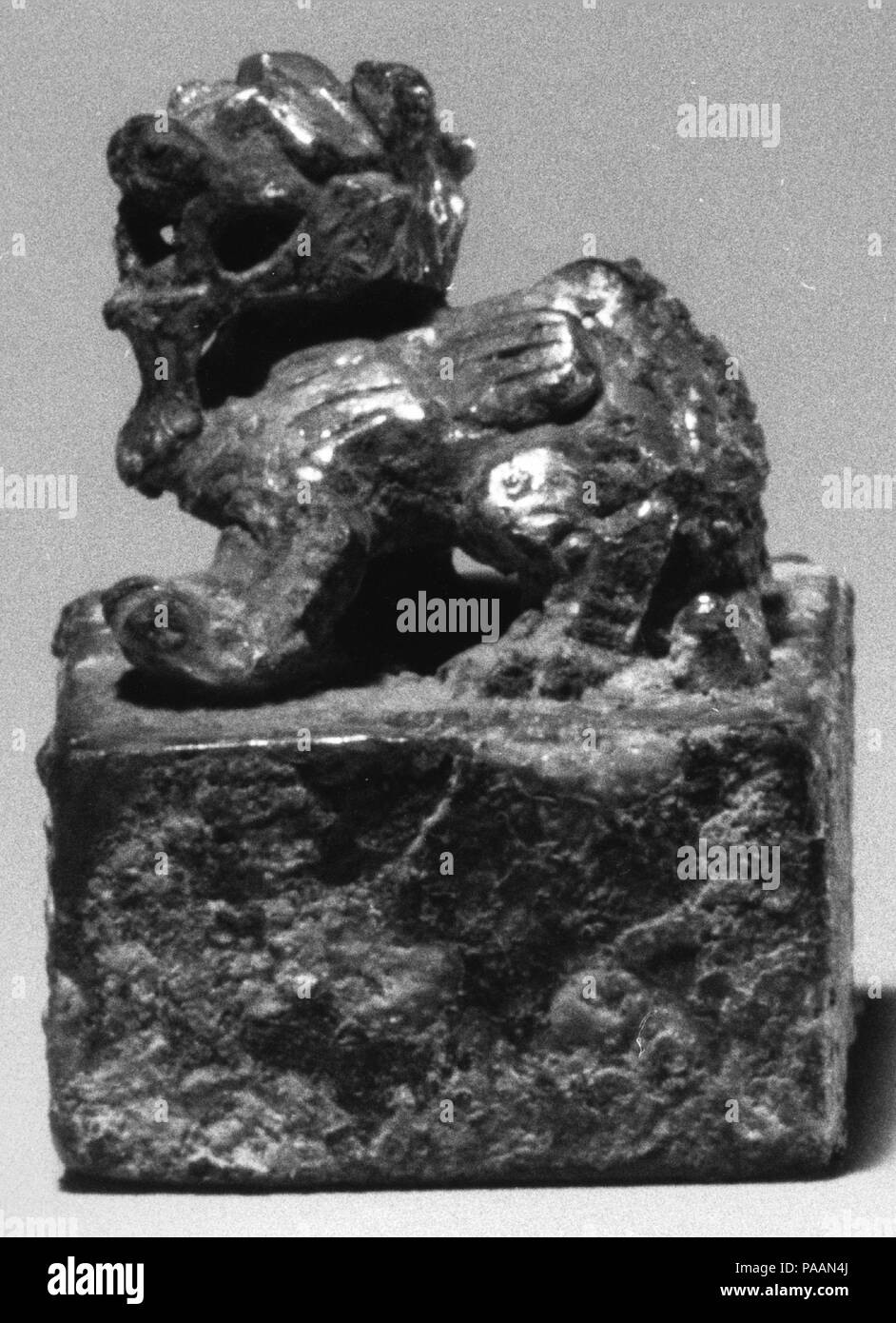 La guarnizione con la manopola a forma di una chimera. Cultura: la Cina. Dimensioni: H. 3/4 in. (1.9 cm) W. 9/16 in. (1,4 cm); D. 9/16 in. (1.4 cm). Data: ca. 3. secolo. Museo: Metropolitan Museum of Art di New York, Stati Uniti d'America. Foto Stock