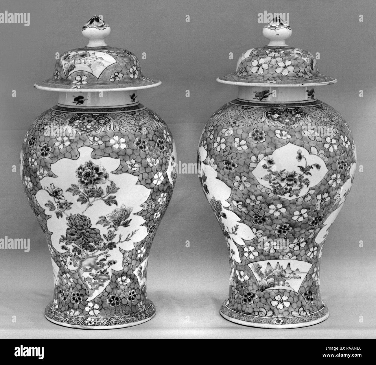 Vaso con coperchio (uno di una coppia). Cultura: la Cina. Dimensioni: H. 16 1/2 in. (41,9 cm). Museo: Metropolitan Museum of Art di New York, Stati Uniti d'America. Foto Stock