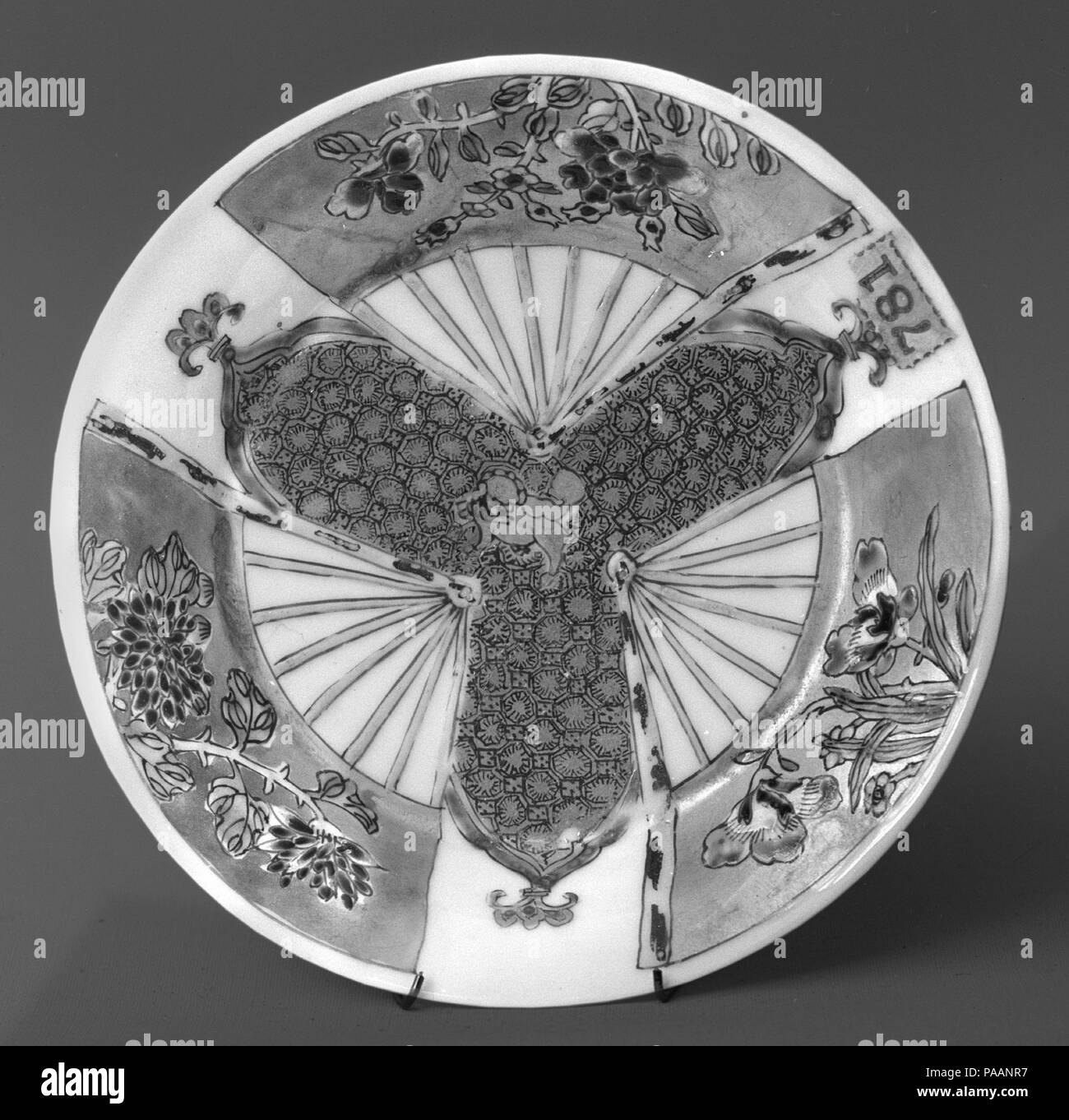Piattino. Cultura: la Cina. Dimensioni: diam. 4 3/8 in. (11,1 cm). Data: XVIII secolo. Museo: Metropolitan Museum of Art di New York, Stati Uniti d'America. Foto Stock