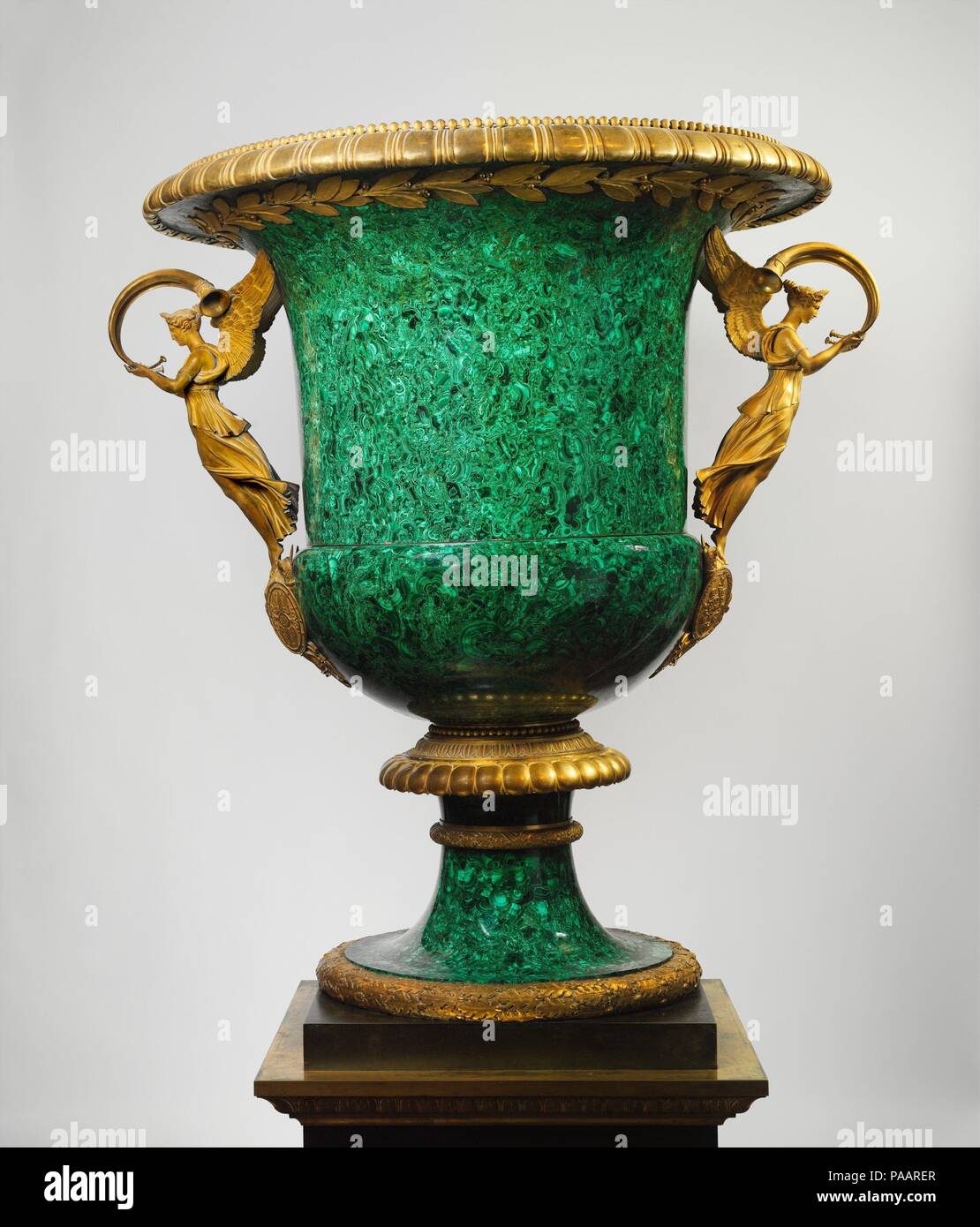 Vaso monumentale. Cultura: probabilmente italiano, Firenze e francese, Parigi. Dimensioni: complessivo: H. con piedistallo 109 1/4 in., Wt. 1575 lb. (277.5 cm, 714.4153kg); vaso: H. senza piedistallo 63 3/4 x Circum. al top 54 x Circum. al fondo 30 (161,9 x 137,2 x 76,2 cm); piedistallo: H. 45 1/2 x W. 37 1/2 x D. 37 1/2 in. (115,6 x 95,3 x 95,3 cm). Autore: il piedistallo e monta da Pierre Philippe Thomire (francese, Parigi Parigi 1751-1843). Data: lavoro lapidaria: inizio del XIX secolo; piedistallo e supporti: 1819. La malachite è un minerale di carbonato spesso associato con i minerali di rame. Come spiegato da Jeffrey Post, 'cresce Foto Stock