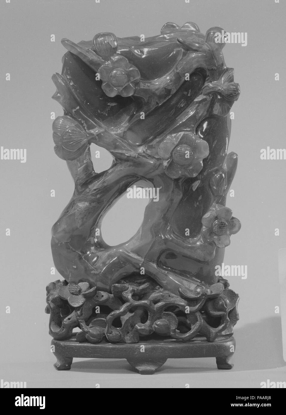 Vaso. Cultura: la Cina. Dimensioni: H. 4 3/4 in. (11,1 cm); H. (con supporto) 5 1/8 in. (13 cm); W. 2 3/4 in. (7 cm). Data: del XIX secolo. Museo: Metropolitan Museum of Art di New York, Stati Uniti d'America. Foto Stock