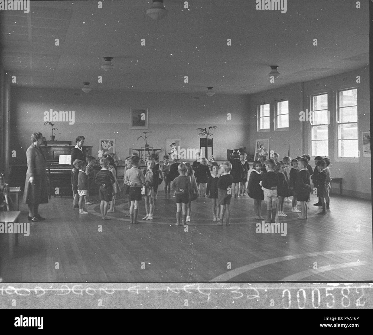239 13771 SLNSW otto anni che i ragazzi e le ragazze in un cerchio di imparare a ballare Maroubra scuola pubblica adottate per la Federazione degli insegnanti Foto Stock