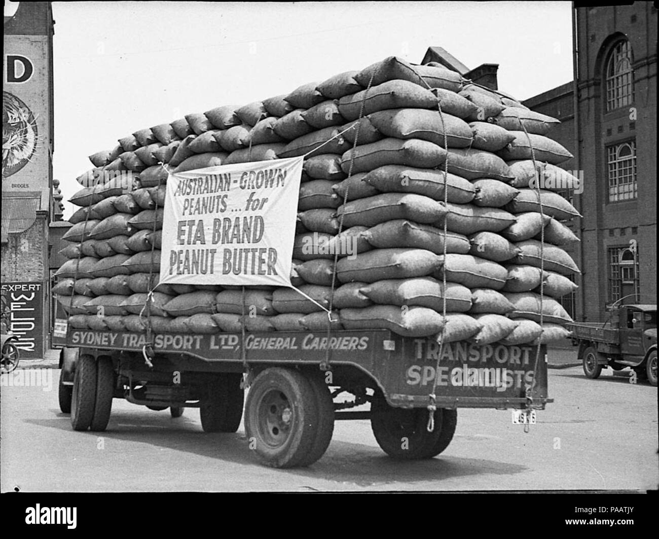 241 SLNSW 15432 Record Trasporto Sydney Ltd truckload di arachidi presi per  il Weston Co la pubblicità del marchio Eta burro di arachidi Foto stock -  Alamy