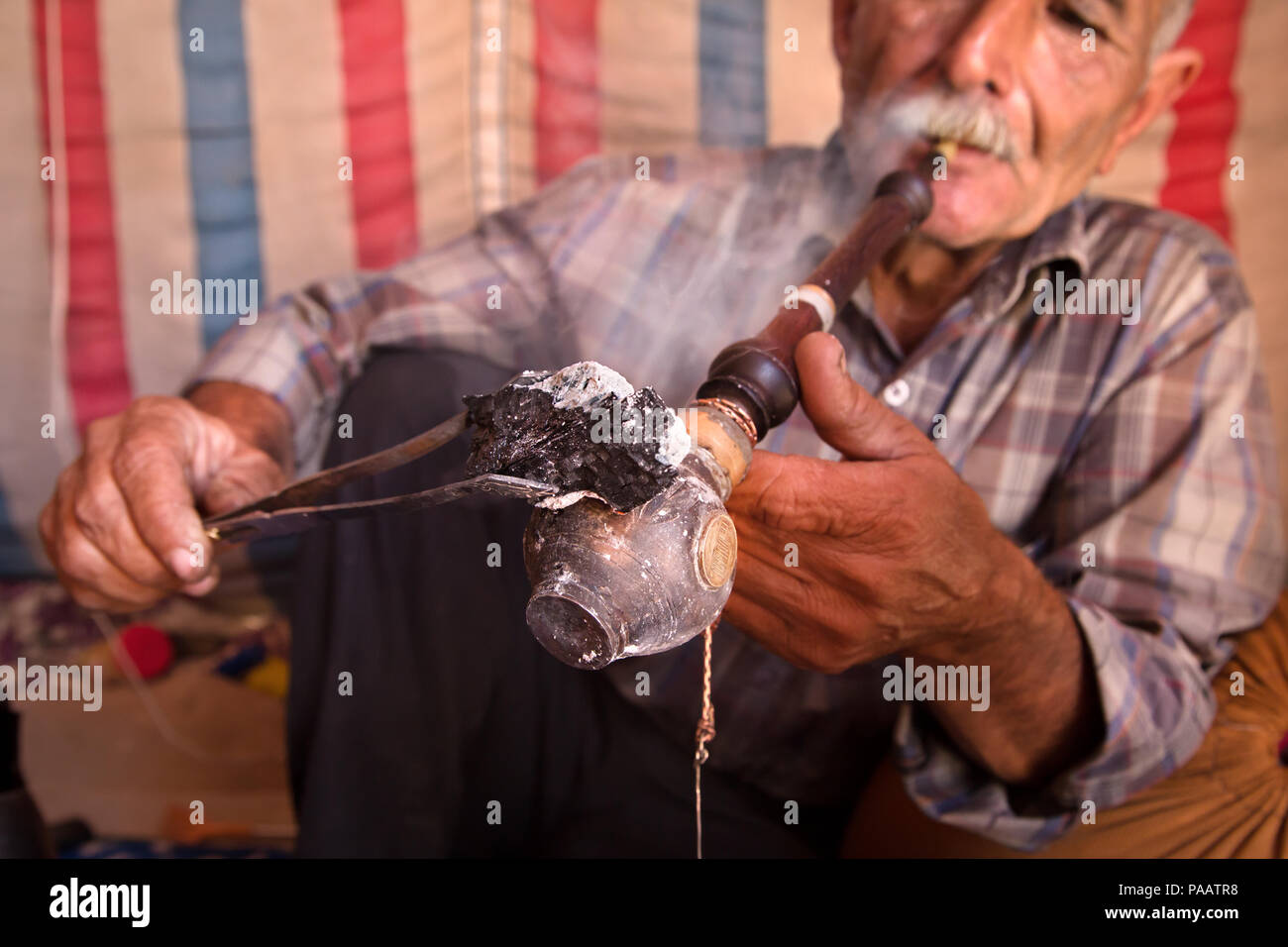 Qashqai uomo tabacco da fumo con il tradizionale tubo, popolo nomade, Iran Foto Stock