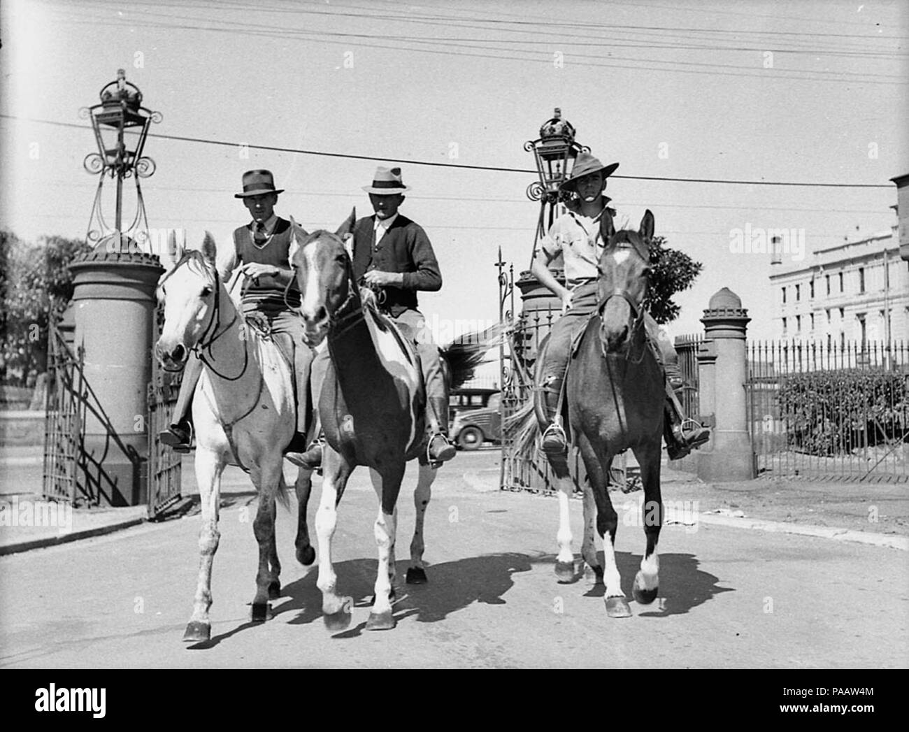 248 25039 SLNSW Cavalieri e cavalli presi per Capitol Theatre Foto Stock