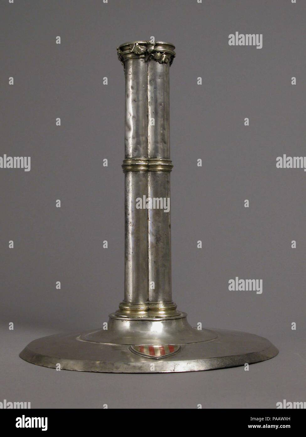 Candelabro. Cultura: Spagnolo. Dimensioni: complessivo: 9 1/16 x 7 5/8 in. (23 x 19,4 cm). Data: XV secolo. Museo: Metropolitan Museum of Art di New York, Stati Uniti d'America. Foto Stock