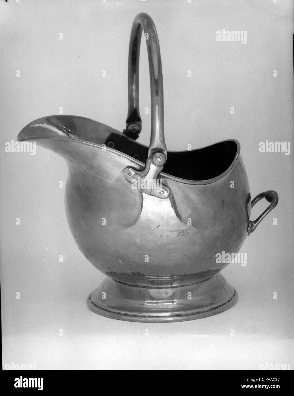 Il carbone Hod. Dimensioni: 17 3/4 x 16 1/4 x 11 in. (45,1 x 41,3 x 27,9 cm). Data: ca. 1800. Museo: Metropolitan Museum of Art di New York, Stati Uniti d'America. Foto Stock