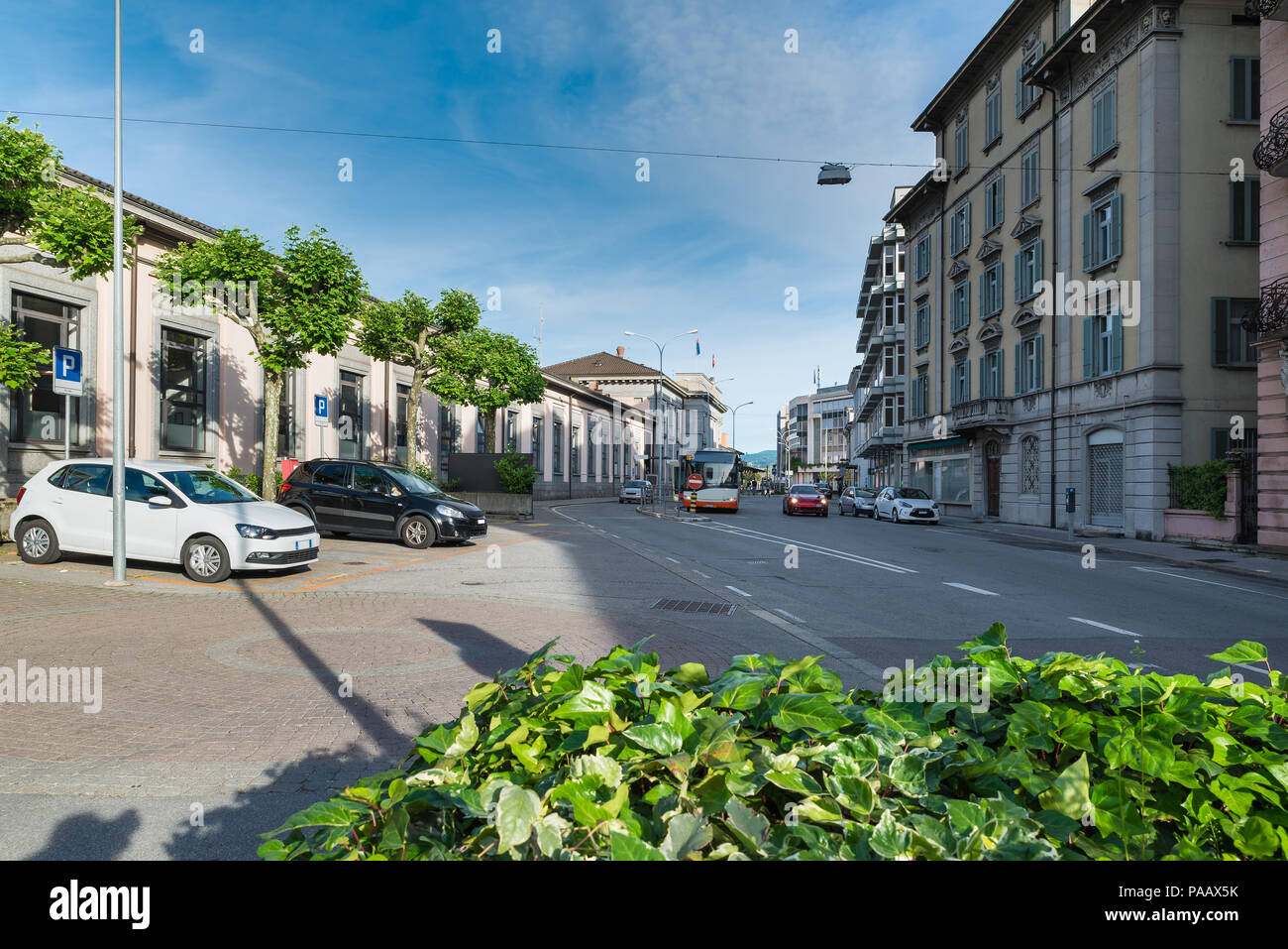 La facciata della stazione ferroviaria di Chiasso (Via Motta, Svizzera) situato nel centro della città Foto Stock