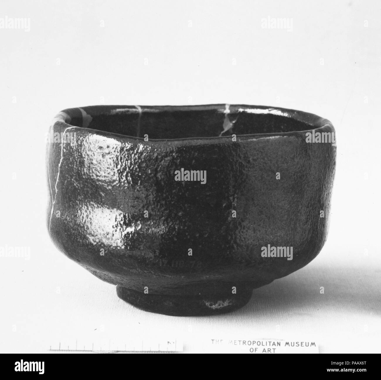 Teabowl. Artista: Ichinyu (giapponese, morto 1682). Cultura: il Giappone. Dimensioni: H. 3. (7,6 cm); Diam. 4 1/2 in. (11,4 cm). Data: ca. 1675. Museo: Metropolitan Museum of Art di New York, Stati Uniti d'America. Foto Stock