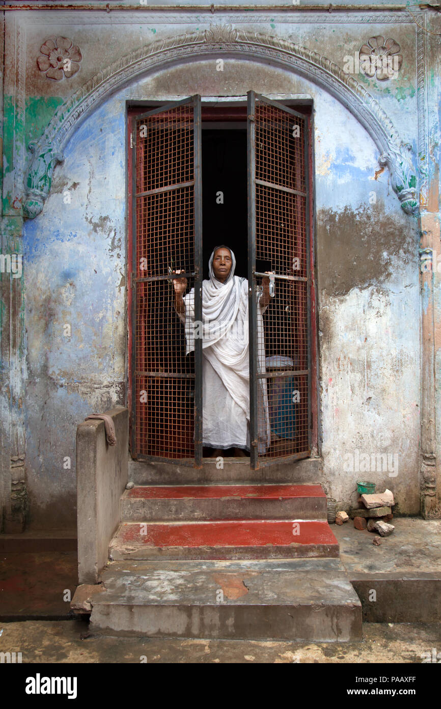 Ritratto di vedova indù donna che vive in un ashram di Vrindavan , India Foto Stock