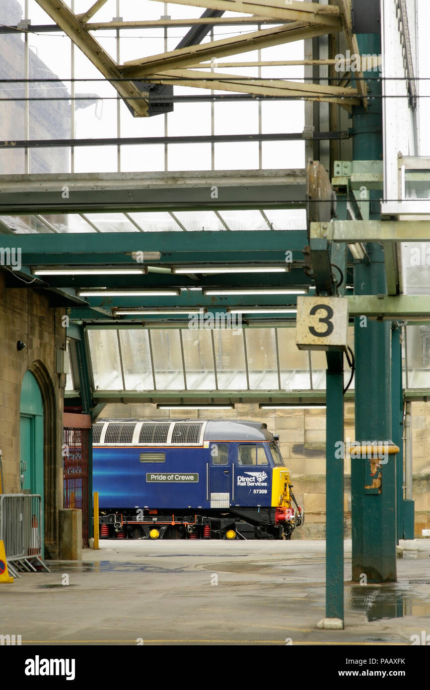 Direct Rail Services Class 57 locomotiva diesel 57309 "orgoglio di Crewe' alla stazione di Carlisle, Regno Unito. Foto Stock