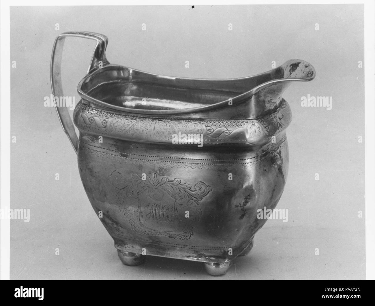 Creamer. Cultura: American. Dimensioni: 4 5/8 x 5 11/16 x 3 1/8 in. (11,7 x 14,4 x 7,9 cm); 6 oz. 15 dwt. (209,7 g). Maker: Hugh Wishart (active ca. 1793-1824). Data: 1800-1830. Museo: Metropolitan Museum of Art di New York, Stati Uniti d'America. Foto Stock Creamer. Cultura: American. Dimensioni: 4 5/8 x 5 11/16 x 3 1/8 in. (11,7 x 14,4 x 7,9 cm); 6 oz. 15 dwt. (209,7 g). Maker: Hugh Wishart (active ca. 1793-1824). Data: 1800-1830. Museo: Metropolitan Museum of Art di New York, Stati Uniti d'America. Foto Stock