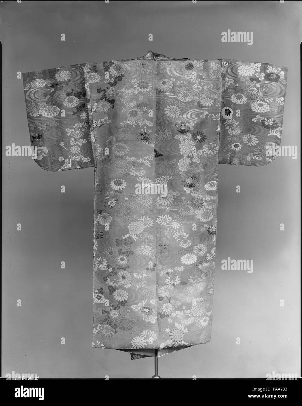Noh Robe. Cultura: il Giappone. Dimensioni: 65 1/2 x 54 1/8 in. (166.4 x 137.5 cm.). Data: seconda metà del XVIII prima metà del XIX secolo. Museo: Metropolitan Museum of Art di New York, Stati Uniti d'America. Foto Stock