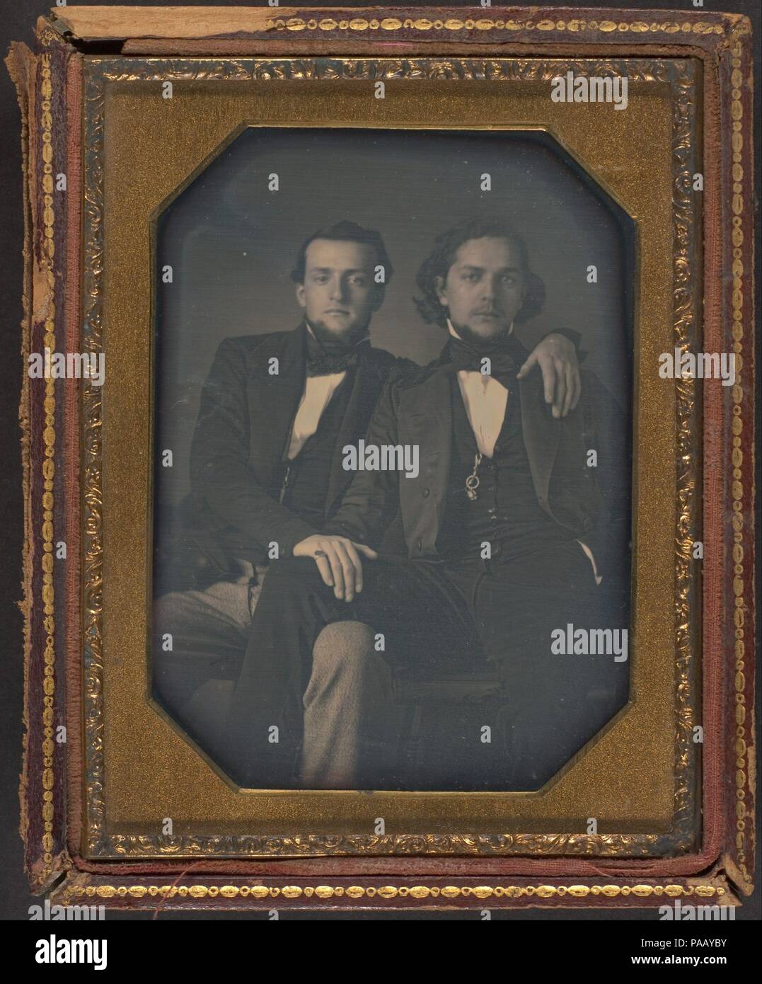 [Due giovani uomini]. Artista: Sconosciuto (americano). Dimensioni: Immagine: 10,8 x 8,3 cm (4 1/4 x 3 1/4 in.). Data: ca. 1850. Tra le molte importanti trasformazioni sociali generati da fotografie trovato è stata la possibilità di auto-la rappresentanza da parte di una grande varietà di gruppi precedentemente escluse dalla ritrattistica ufficiale. Seamstresses, falegnami, oro minatori, e anche recentemente defunto sat per i loro ritratti ufficiali, lasciando dietro di sé un estremamente preziosa testimonianza della loro anonimo, se non invisibile, vive. Questo ritratto mostra due giovani uomini in un tenero abbraccio, loro cosce intrecciano, la condivisione di un Foto Stock