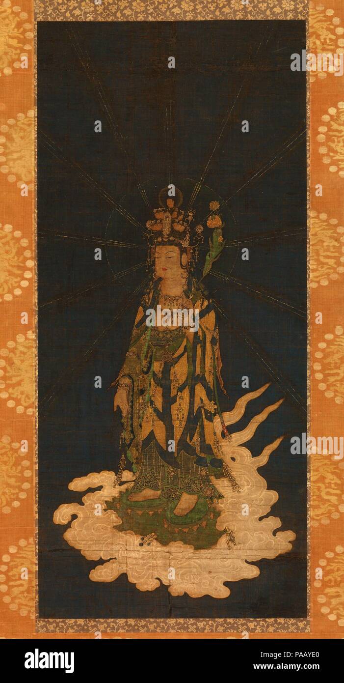 Discesa di Kannon Eleven-Headed. Cultura: il Giappone. Dimensioni: Immagine: 33 15/16 x 15 1/4 in. (86,2 x 38,7 cm) complessivamente con il montaggio: 64 1/4 x 19 1/2 in. (163,2 x 49,5 cm) in generale con le manopole: 65 1/2 x 22 in. (166.4 x 55,9 cm). Data: XIV secolo. Il bodhisattva Kannon è strettamente associato con il Buddha della luce infinita, Amida Nyorai, che ha giurato di salvare tutti gli esseri senzienti portandole alla sua Pura Terra in Occidente. Questo ruolo è indicato nell iconografia del suo complemento. La corona e i raggi di luce che emana in tutte le direzioni dalla sua forma d'oro di Kannon ricordare il ruolo di princip Foto Stock