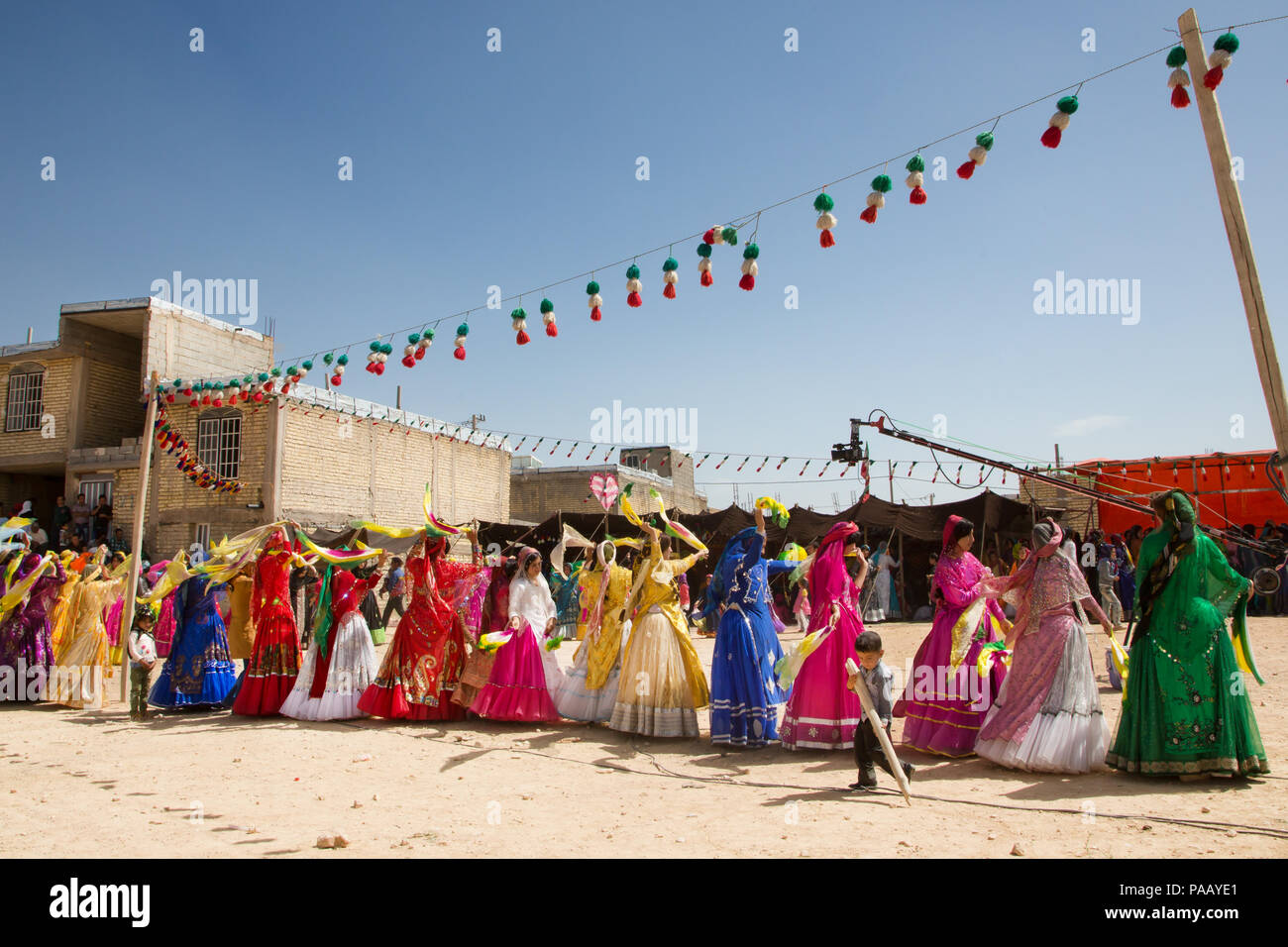 Qashqai balli tradizionali durante la cerimonia di nozze, popolo nomade, Iran Foto Stock