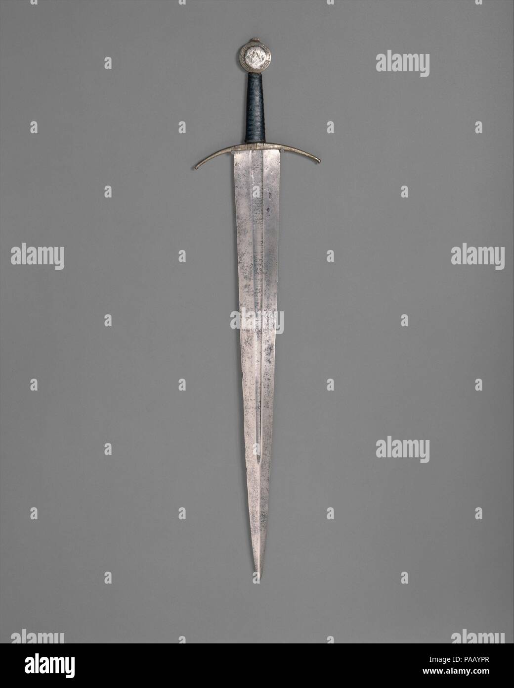 La spada. Cultura: l'Europa occidentale. Dimensioni: L. 40 1/4 in. (102,2  cm); L. della lama 32 a. (81,3 cm); Wt. 3 lb. 11 oz. (1673 g). Data: ca.  1400. Argento-abbellito pomo e