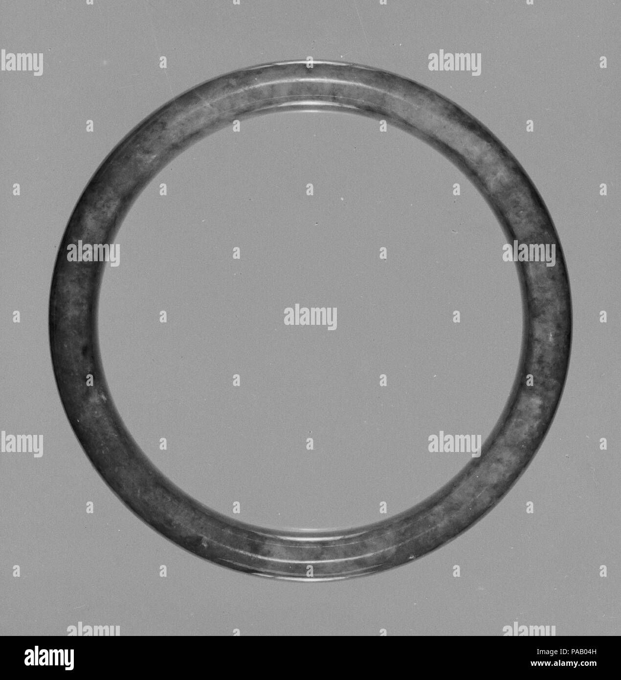 Bracciale. Cultura: la Cina. Dimensioni: diam. 2 13/16 in. (7.1 cm); D. 1/2 in. (1.3 cm). Data: xx secolo. Museo: Metropolitan Museum of Art di New York, Stati Uniti d'America. Foto Stock