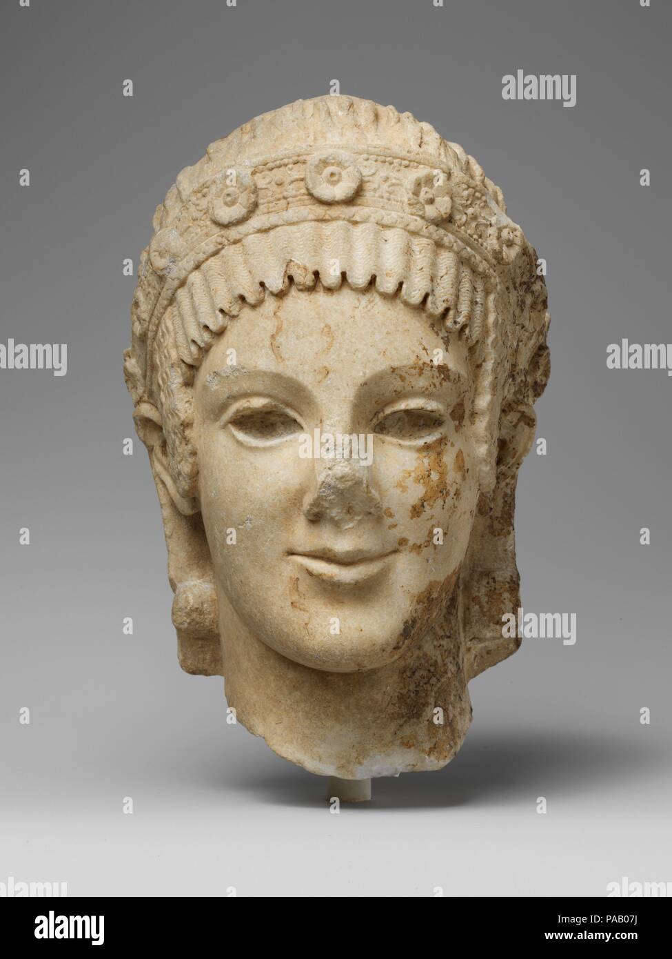 Testa in marmo di Athena. Cultura: Romano. Dimensioni: H. 9 3/8 in. (23,8 cm). Data: ca. 27 A.C.-A.D. 68. La dea Atena è rappresentato in un stile archaistic, una decorativa, modo retrospettivo che incorporate caratteristiche stilistiche di epoca arcaica arte greca della sesta o agli inizi del V secolo a.c. in appena creato figure e composizioni. Lo stile è fiorita dalla fine del secondo secolo a.c. in poi, in grado di soddisfare una richiesta di opere decorative basate sul molto ammirato l'arte del passato. Museo: Metropolitan Museum of Art di New York, Stati Uniti d'America. Foto Stock