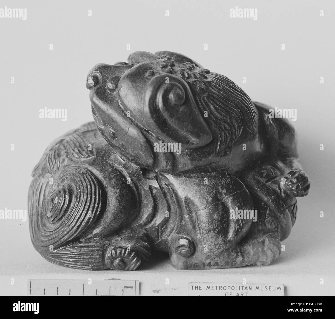 La figura di un leone. Cultura: la Cina. Dimensioni: H. 2. (5,1 cm); W. 2 3/4 in. (7 cm). Museo: Metropolitan Museum of Art di New York, Stati Uniti d'America. Foto Stock