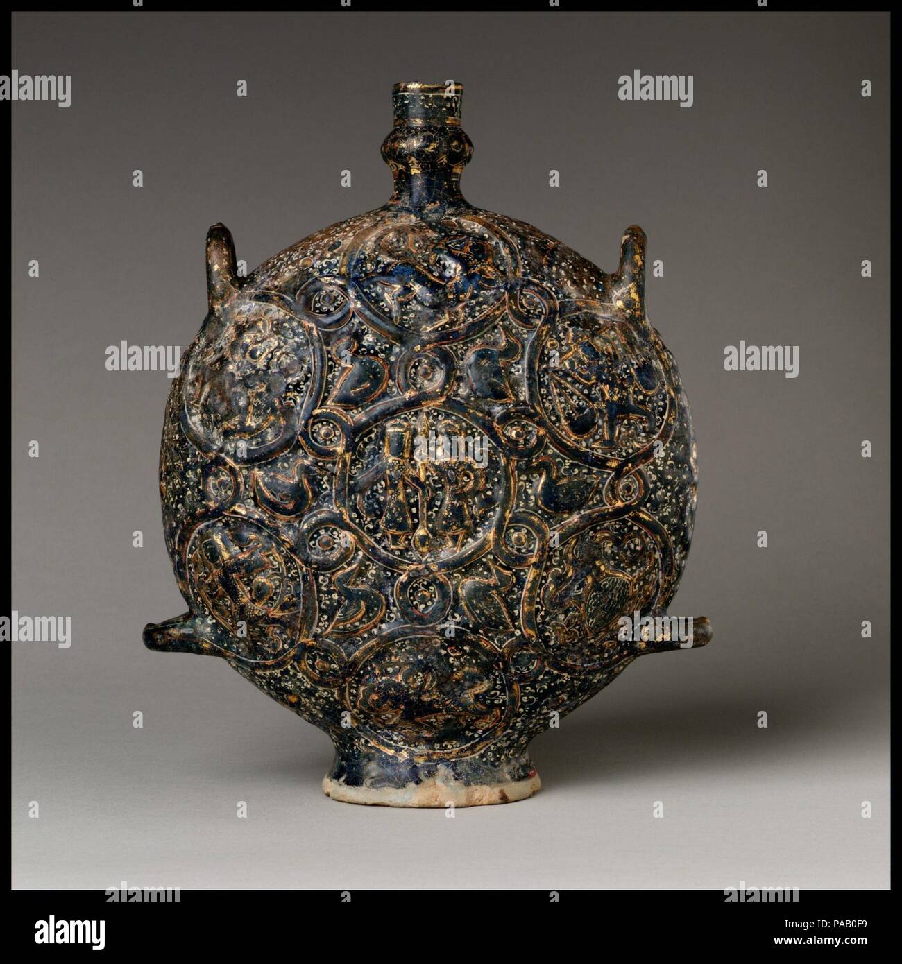 Pallone con Zodiac medaglioni. Dimensioni: H. 12 a. (30,5 cm) W. 10 1/4 in. (26 cm). Data: prima metà del secolo XIV, con aggiunte prima metà del XX secolo. Tutti i dodici segni zodiacali appaiono nei medaglioni stampato su questo pallone. Il fatto che i gemelli e Sagittario appaiono al centro, tuttavia, suggerisce che essa è stata realizzata per commemorare un evento specifico, forse un matrimonio o la nascita di un bambino. Museo: Metropolitan Museum of Art di New York, Stati Uniti d'America. Foto Stock