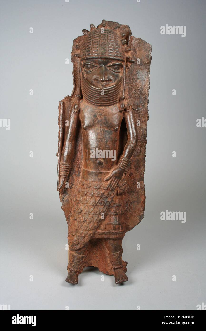 Frammento di placca: Warrior Chief. Cultura: popoli Edo. Dimensioni: H. 17 3/4 x W. 6 1/4 in. (45,1 x 15,9 cm). Data: XVI-XVII secolo. Museo: Metropolitan Museum of Art di New York, Stati Uniti d'America. Foto Stock
