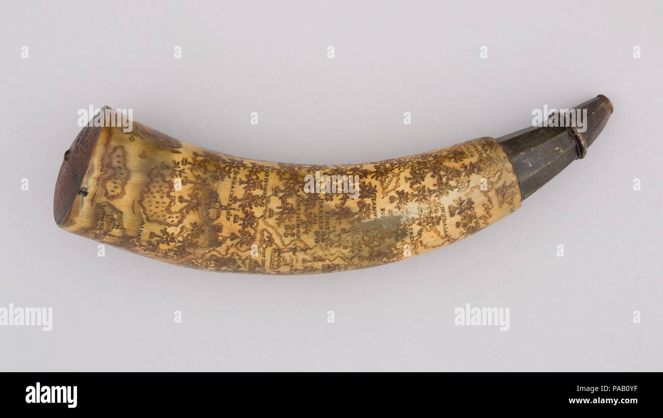 Avvisatore acustico in polvere. Cultura: Colonial American. Dimensioni: L. 11 7/8 in. (30,2 cm); Diam. 2 3/4 in. (7 cm); Wt. 12,7 oz. (360 g). Data: datata 1759. Un avvisatore acustico in polvere, un contenitore di solito realizzato a partire da un animale horn, è utilizzato per il trasporto di polvere da sparo. Questo esempio è inciso con il nome del proprietario, Peter Myer; il britannico stemma e una mappa delle fortificazioni della Hudson e Mohawk valli. Museo: Metropolitan Museum of Art di New York, Stati Uniti d'America. Foto Stock
