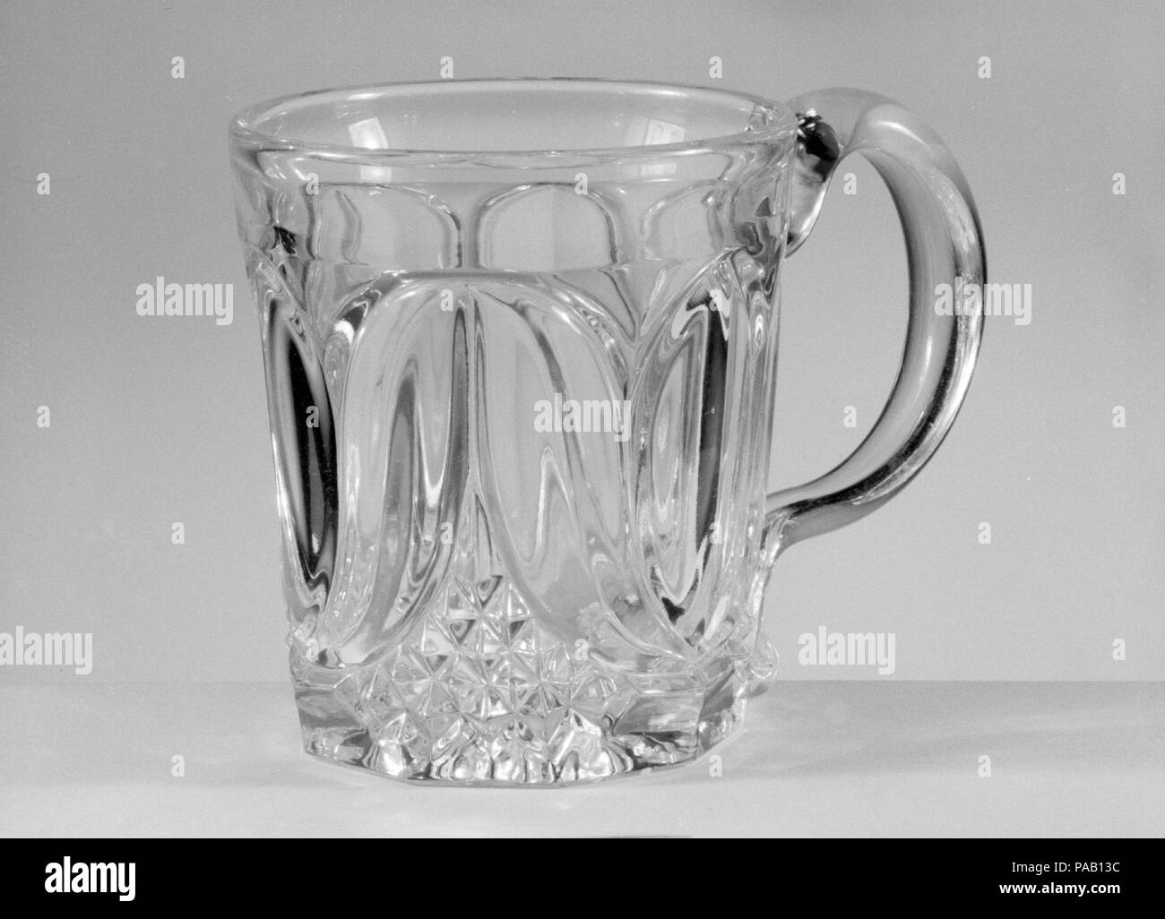 Tazza. Cultura: American. Dimensioni: H. 3 5/8 in. (9.2 cm); Diam. 3 5/16 in. (8.4 cm). Autore: Bryce, Walker e società. Data: 1860-70. Museo: Metropolitan Museum of Art di New York, Stati Uniti d'America. Foto Stock