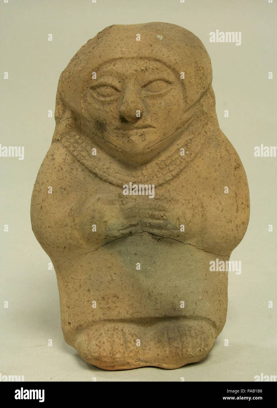 Ceramica permanente figura. Cultura: Moche. Dimensioni: H x W: 5 7/8 x 3 5/8a. (14,9 x 9.2cm). Data: 3a-5a secolo. Museo: Metropolitan Museum of Art di New York, Stati Uniti d'America. Foto Stock