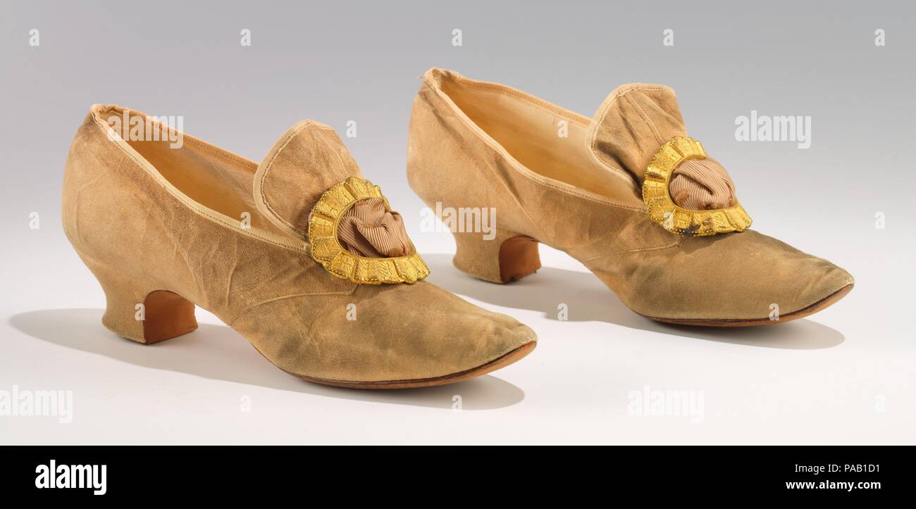 Pompe di sera. Cultura: American. Department Store: Steigerwalt. Data: 1890. Scarpe con un alto scheda sportivo anteriore di una fibbia di grandi dimensioni, ravvivato da un secolo prima, ha cominciato a tornare in auge negli anni settanta e hanno avuto particolare successo dal 1890 al 1920s. Lo stile è apparso sotto vari nomi, inclusi "Cromwell", "coloniale, "e 'Molière', secondo la data e la località di tendenza. Questa coppia di pompe coloniale (sono infatti le pompe, che scivolano sul piede con la fibbia meramente ornamentali) offre una combinazione interessante texture in finitura opaca del camoscio contra Foto Stock