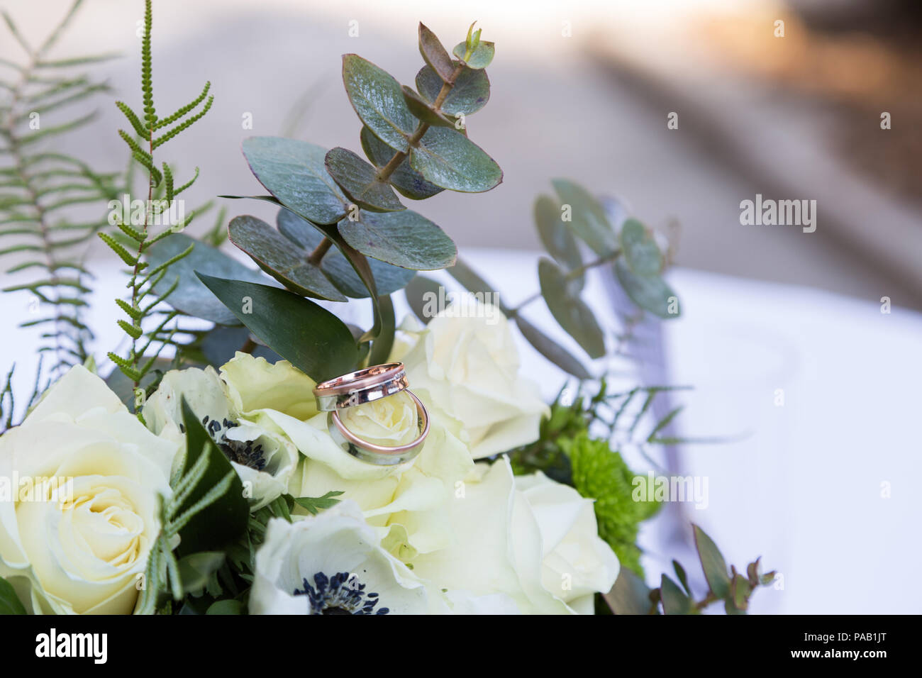 Bouquet di rose e gli anelli che giace sul tavolo Foto Stock