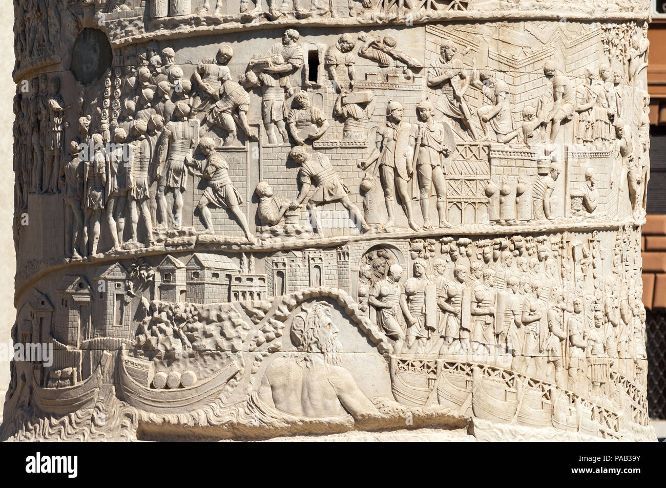 Un bassorilievo di soldati romani la costruzione di campi sulle rive del fiume Danubio all'inizio dei Daci guerre come rappresentato sulla Colonna di Traiano a Roma Foto Stock