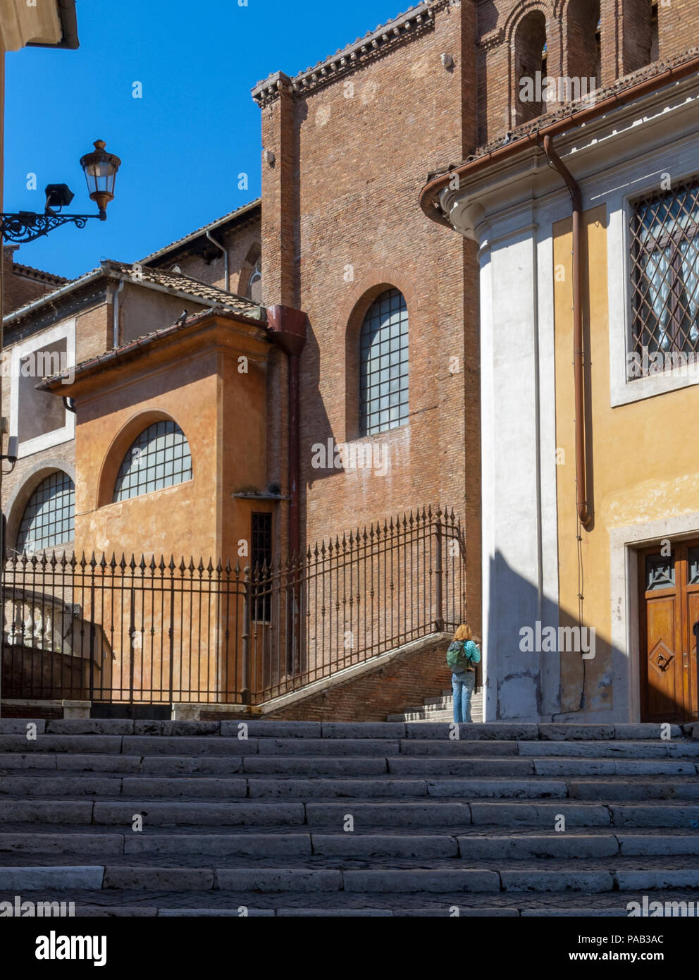Gli edifici colorati cornice di Santa Maria in Aracoeli sulla collina Capitaline a Roma Foto Stock