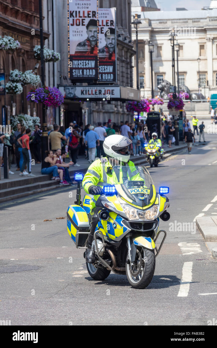 Whitehall, Londra, Regno Unito; 13 luglio 2018; la Metropolitan Police motociclista durante le proteste Anti-Trump Foto Stock
