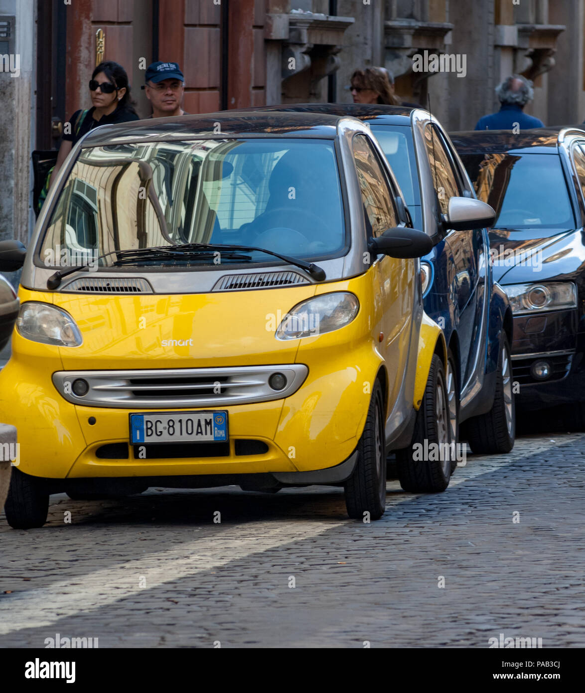 Colorate Smart auto parcheggiata in una strada laterale a Roma Foto Stock