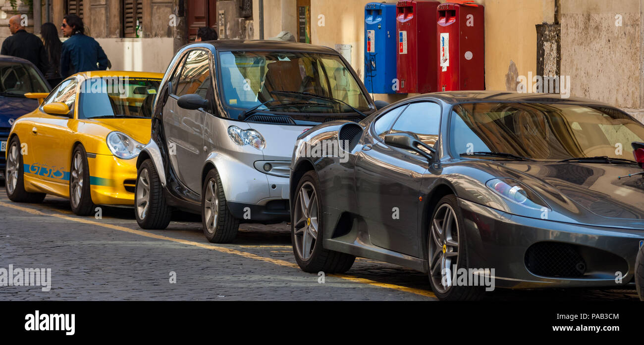 Motoring contrasti, una Porsche GT3RS, Smart fortwo e la Ferrari F430 parcheggiato in una linea in Via del Babuino, off la Piazza del Popolo a Roma Foto Stock