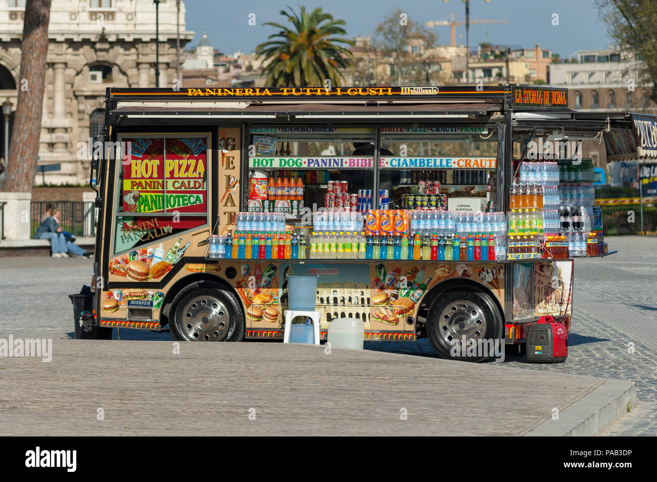 Colorato gelati, bevande e snack vending van a Roma Foto Stock