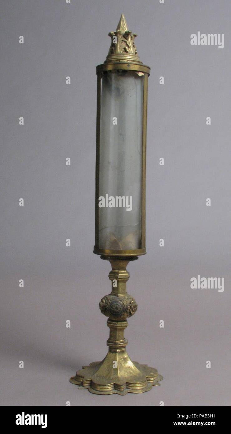 Reliquiario. Cultura: Italiano. Dimensioni: complessivo: 7 1/8 x 3 3/4 x 2 13/16 in. (18,1 x 9,5 x 7,2 cm). Data: XVI secolo. Museo: Metropolitan Museum of Art di New York, Stati Uniti d'America. Foto Stock Reliquiario. Cultura: Italiano. Dimensioni: complessivo: 7 1/8 x 3 3/4 x 2 13/16 in. (18,1 x 9,5 x 7,2 cm). Data: XVI secolo. Museo: Metropolitan Museum of Art di New York, Stati Uniti d'America. Foto Stock