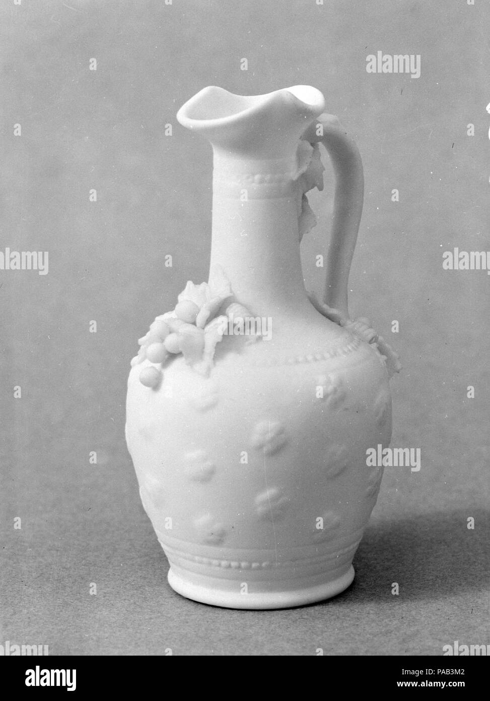 Caraffa. Cultura: American. Dimensioni: 3 5/8 x 2 1/4 x 2 1/16 in. (9,2 x 5,7 x 5,2 cm). Data: 1830-70. Museo: Metropolitan Museum of Art di New York, Stati Uniti d'America. Foto Stock Caraffa. Cultura: American. Dimensioni: 3 5/8 x 2 1/4 x 2 1/16 in. (9,2 x 5,7 x 5,2 cm). Data: 1830-70. Museo: Metropolitan Museum of Art di New York, Stati Uniti d'America. Foto Stock