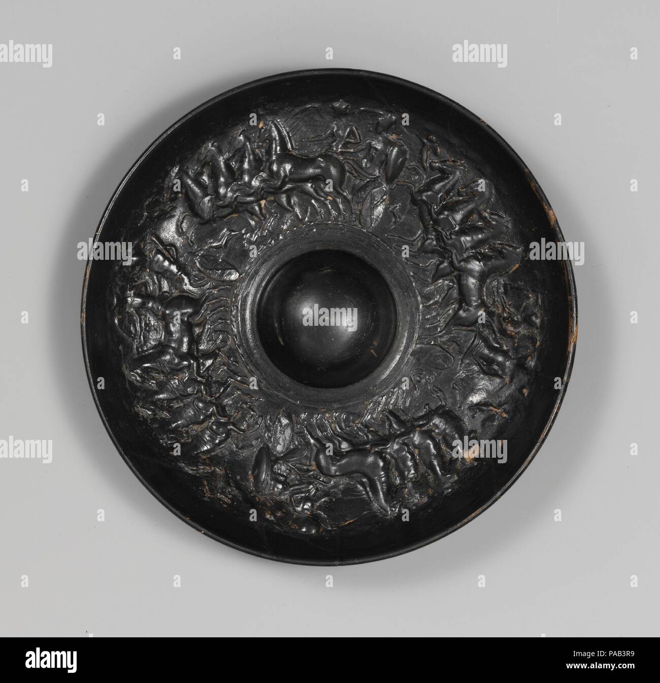 Phiale di terracotta (Libération recipiente). Cultura: greco, Sud italiano, quello campano, Calenian. Dimensioni: Altri: 8a. (20.3cm). Data: fine 3rd-inizi II secolo A.C. Fregio di carri con divinità. Museo: Metropolitan Museum of Art di New York, Stati Uniti d'America. Foto Stock