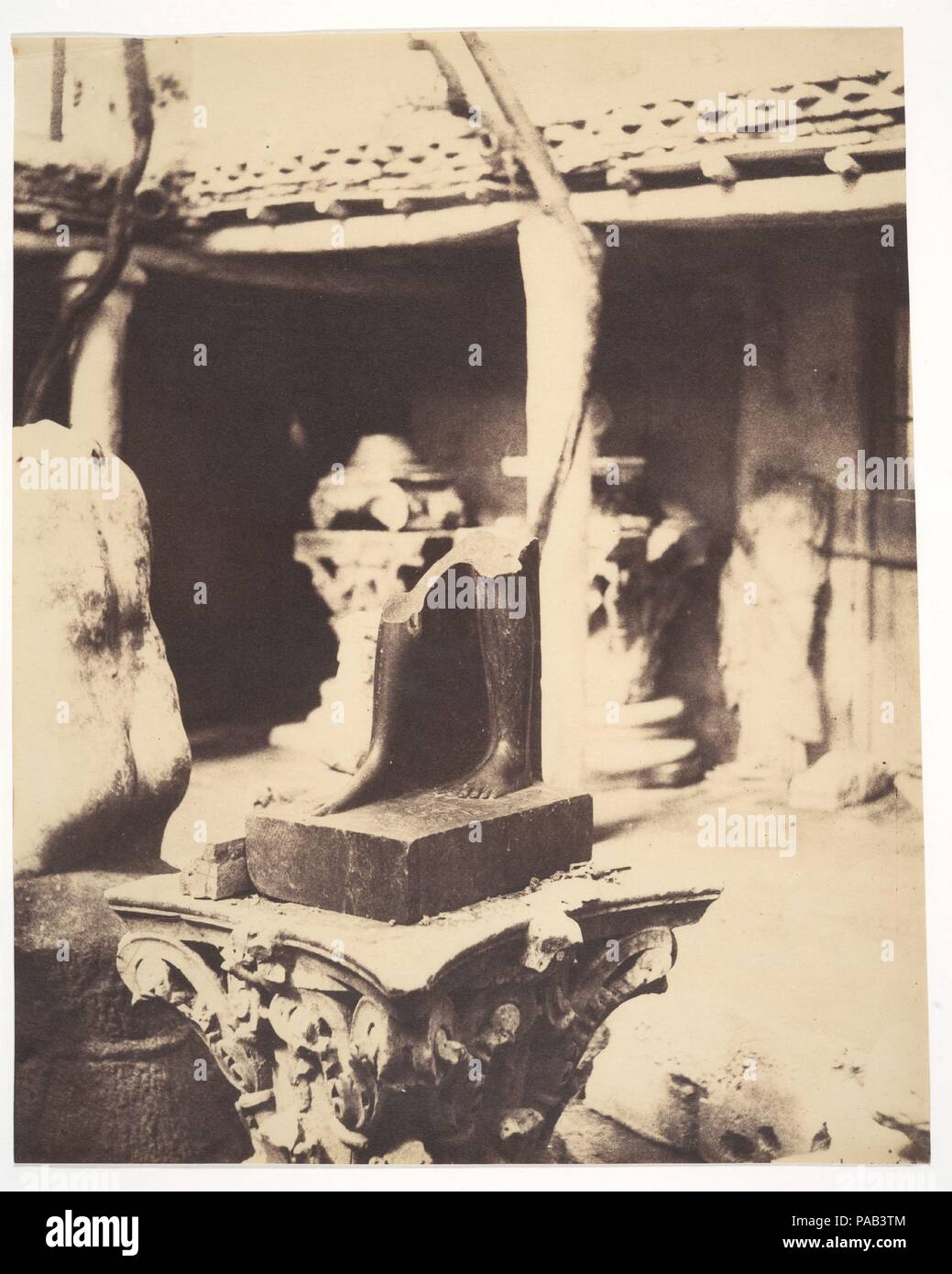 [Frammento di una statua egizia del Museo a Cherchell, Algeria]. Artista: John Beasley Greene (American, attiva in Francia, 1832-1856). Dimensioni: 11 3/8 x 9 1/8. Data: 1856. Museo: Metropolitan Museum of Art di New York, Stati Uniti d'America. Foto Stock