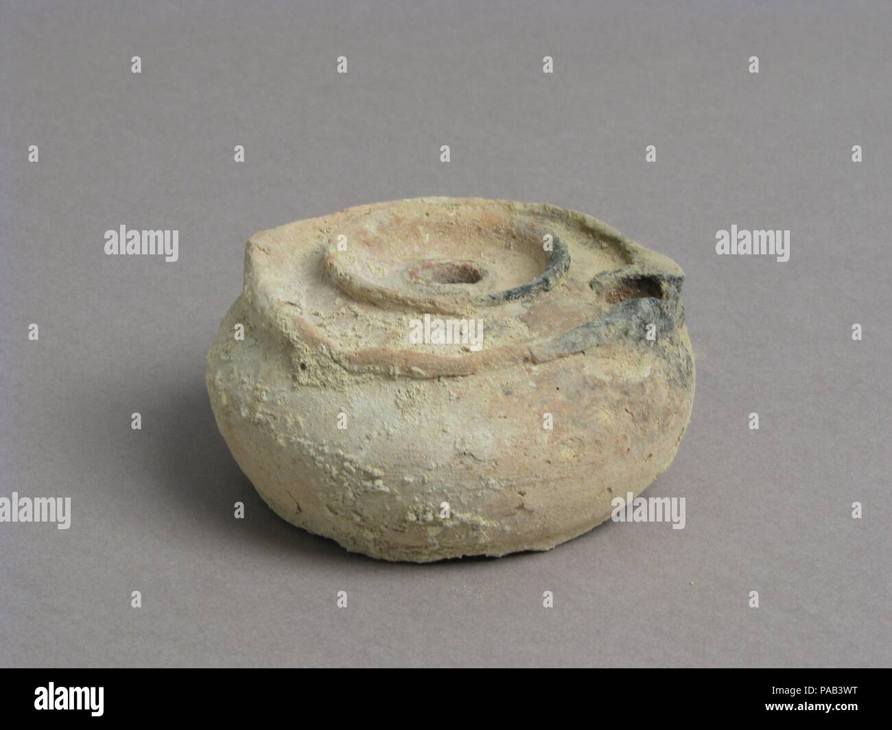 Lampada ad olio. Cultura: copto. Dimensioni: complessivo: 1 7/16 x 2 7/8 in. (3,7 x 7,3 cm). Data: 4-VII secolo. Museo: Metropolitan Museum of Art di New York, Stati Uniti d'America. Foto Stock