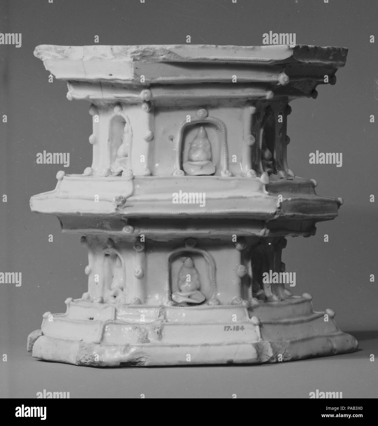 Il piedistallo. Cultura: la Cina. Dimensioni: H. 7 1/8 in. (18,1 cm); W. 7 11/16 in. (19,5 cm). Data: inizio del XIV secolo. Museo: Metropolitan Museum of Art di New York, Stati Uniti d'America. Foto Stock