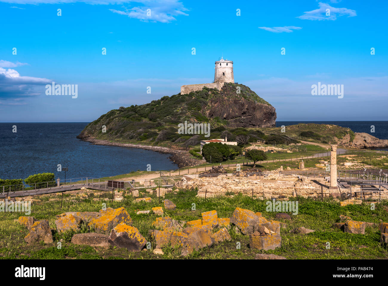 Antica torre su una collina al mare mediterraneo con le rovine di Tharros davanti, Sardegna, Italia Foto Stock